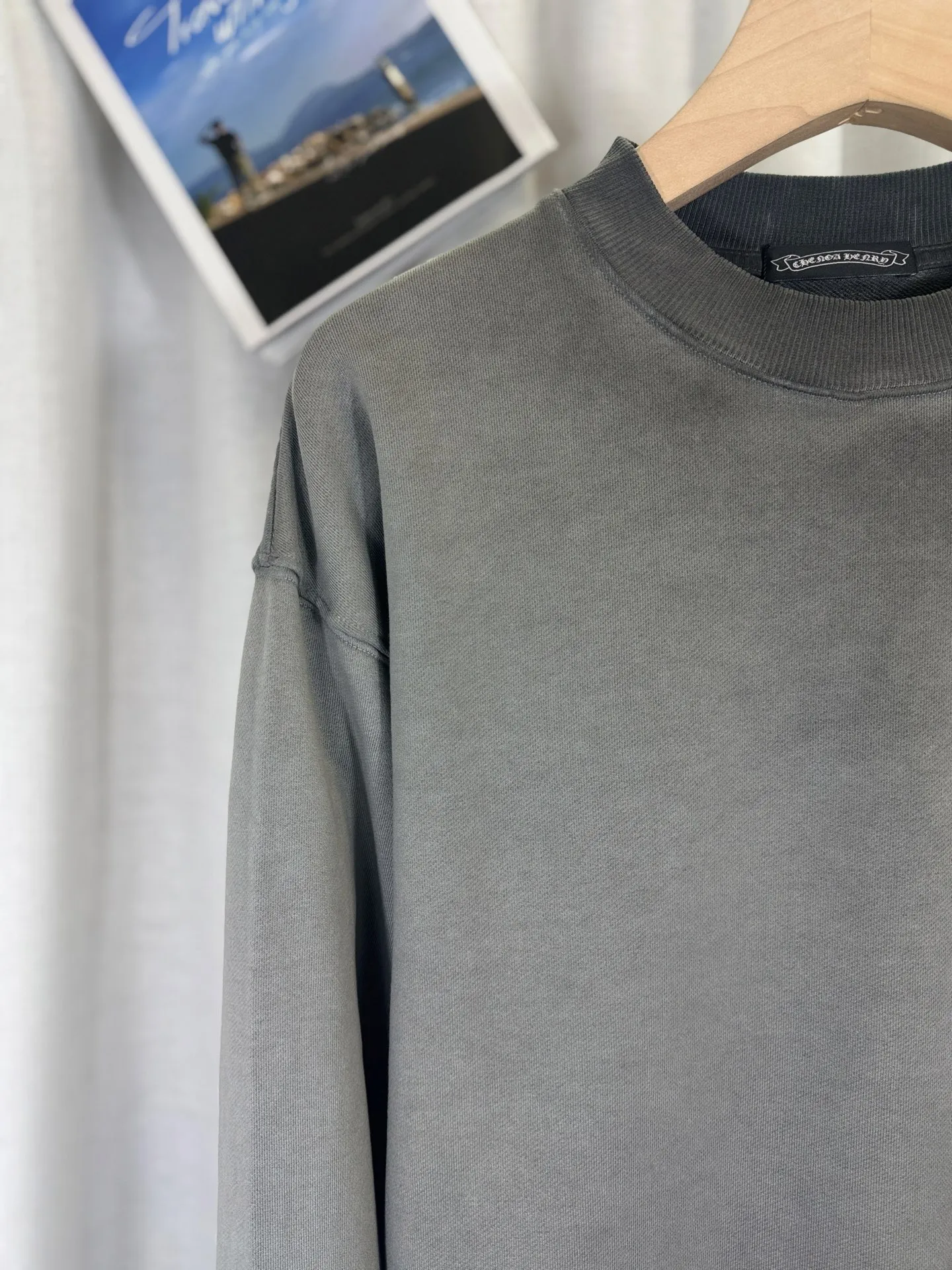 P260 top version, real shot without P, ​​different from market currency) 𝗖𝗵𝗿𝗼𝗺𝗲 𝗛𝗲𝗮𝗿𝘁𝘀/Cro Heart 2025 washed patch embroidery autumn and winter new original single counter American laser burnt 3D three-dimensional color embroidered couple casual sweatshirt 👑The highest version! Customized fabric 420g tripe terry fabric! American acid-washed and distressed original fabric laser burnt ✟appliqué embroidery and exquisite embroidery of letters! The best-selling model in the counter, very comfortable to wear. Accessories: original molded and authenticated collar label➕100% silk wash label. Genuine purchase-grade original hangtag➕matching hanging rope➕3D hanging beads➕original packaging bag. Craftsmanship: The original version has consistent wiring! The highest version of the armhole matching technique! Color: Earth Yellow Gray Black Size: S M L XL Style No.: 9320